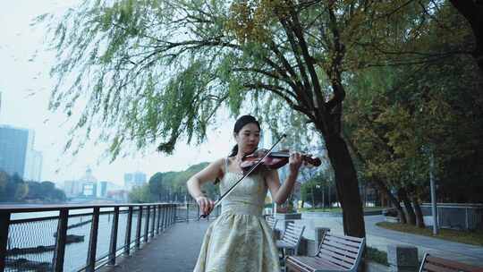 女孩子演奏拉小提琴