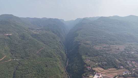 巍峨大山山谷航拍