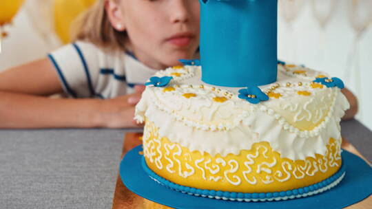 孩子对着蛋糕许愿