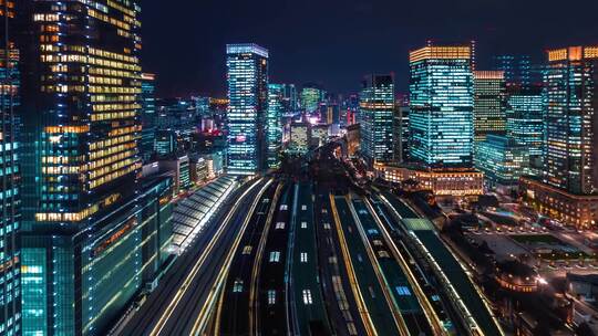 日本东京城市夜景中的铁路与高楼