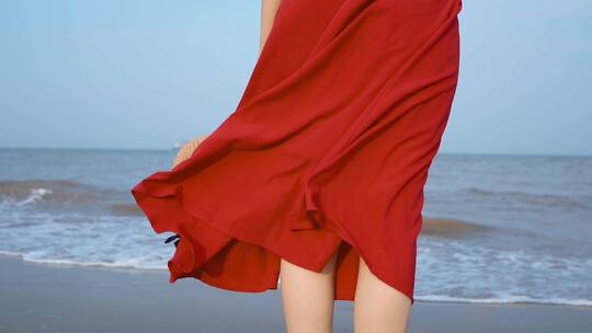 海边穿裙子的少女视频素材模板下载