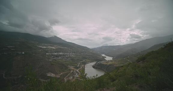 风拂过山河