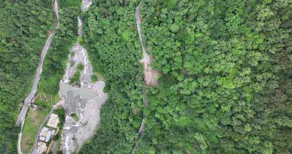 雨季泥水流塌方路段工程车抢修