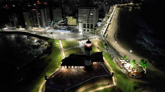 巴西巴伊亚州萨尔瓦多市中心旅游邮政卡的夜间鸟瞰图。