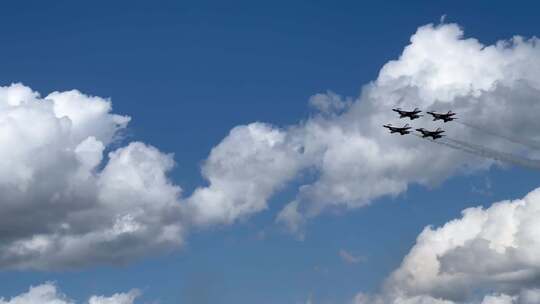 四架飞机在空中表演视频素材模板下载