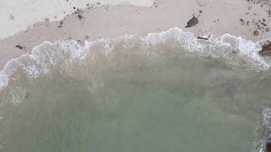 航拍大海海浪礁石沙滩海边度假村岛屿