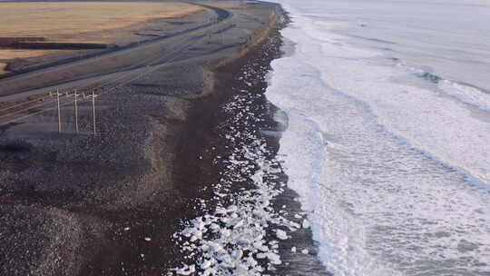 冰岛冰川泻湖附近钻石海滩上空的无人机