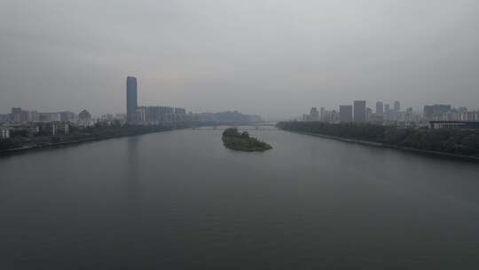 城市河流上的孤岛及两岸高楼全景