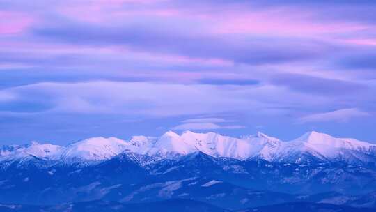 日落后的雪山