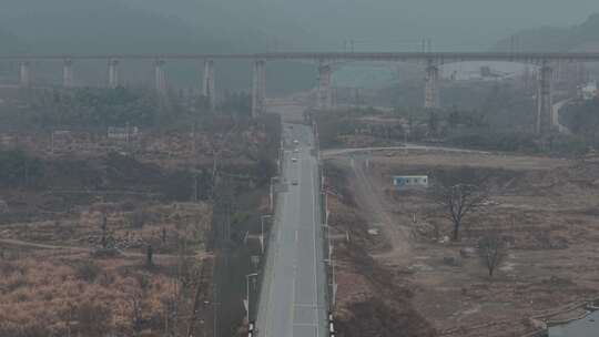 有高架桥的乡村道路全景景象