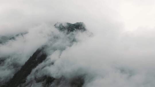 山谷里的云雾天气