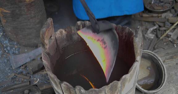 传统手工艺铁匠打铁淬火