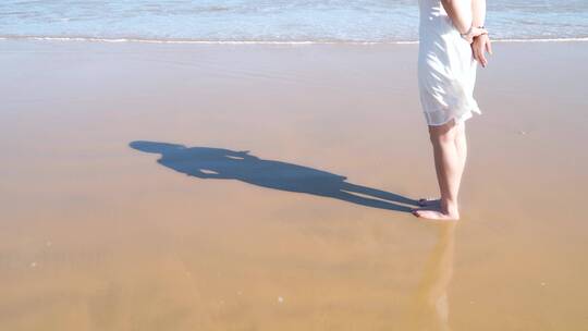 沙滩上影子一个人在海边看海背影影子阳光海