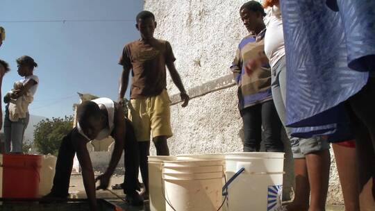 一群黑人从井里取水视频素材模板下载