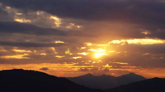 群山日落延时唯美夕阳黄昏云朵乡村傍晚天空