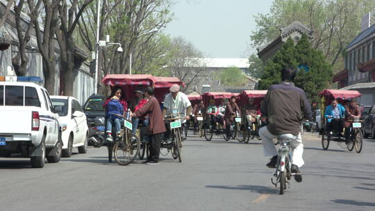 北京什刹海后海三轮车夫骑三轮车胡同旅游