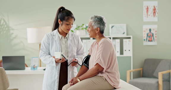 诊所，医生和妇女谈话，血压和保健，服务和