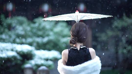 冬天下雪后打油纸伞旗袍美女背影