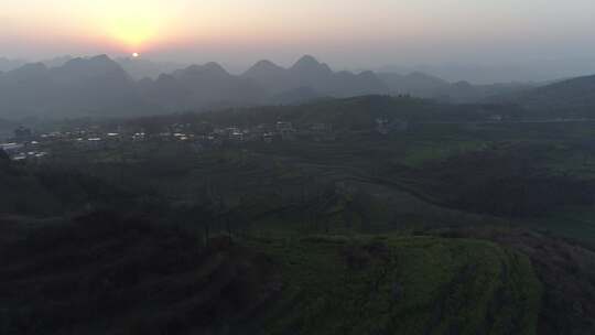 夕阳西下山丘看村庄