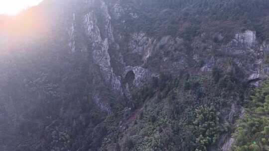 山林中独特的天然岩石拱门风景