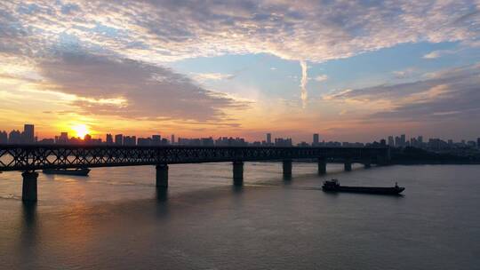 【航拍】武汉长江大桥日出03视频素材模板下载