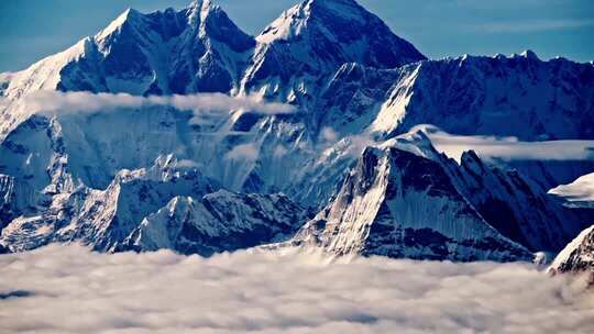 尼泊尔的云雾环绕山顶村落景观