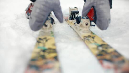 特写拿起滑雪板