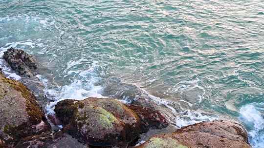 海南三亚早晨海岛海边海浪拍打礁石