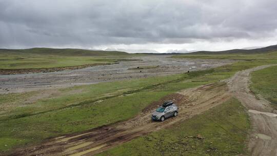 西藏荒野无人区汽车自驾游旅行越野穿越视频素材模板下载