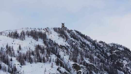 冬季喀纳斯河流晨雾雪山森林冰河观鱼台雪景