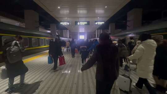 夜晚站台绿皮火车下车出站的乘客视频素材模板下载