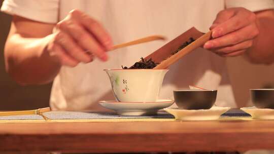 茶艺泡茶步骤：把茶叶从茶则中拨到盖碗里