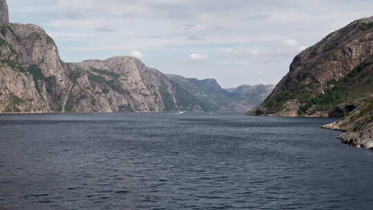 多利放大，在挪威Lysefjord的水面