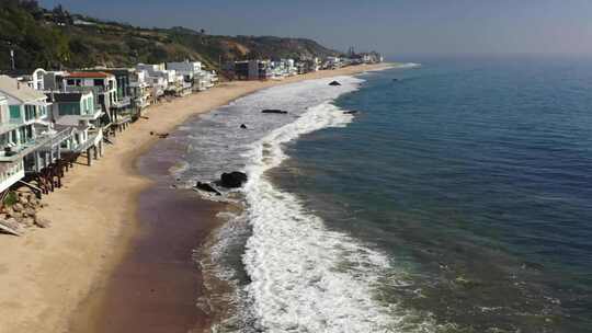 白天，美国加利福尼亚州马里布美丽的碳海滩风景海岸线鸟瞰。视频素材模板下载