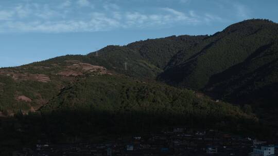 山区村寨日出延时云南山区日出时彝族村镇