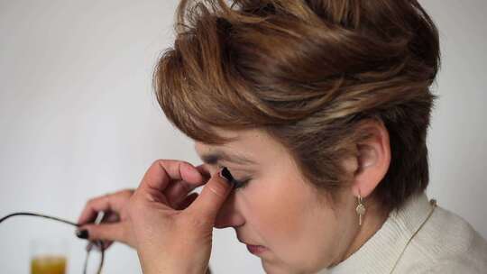 眼睛疲劳的女人