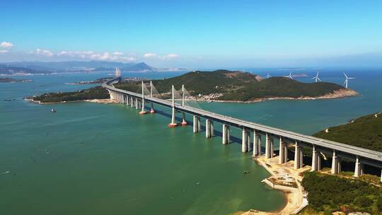 海上大桥横跨岛屿风景壮美