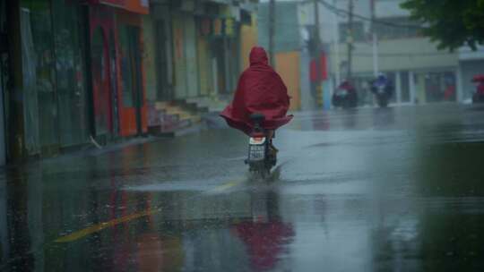 小城雨天行人车辆升格视频