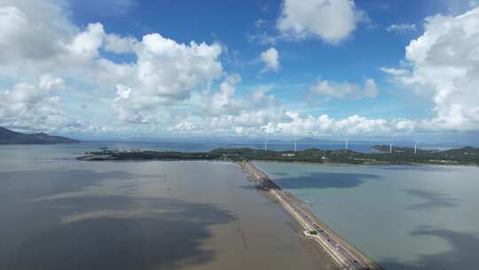 蓝天白云下的海上公路航拍