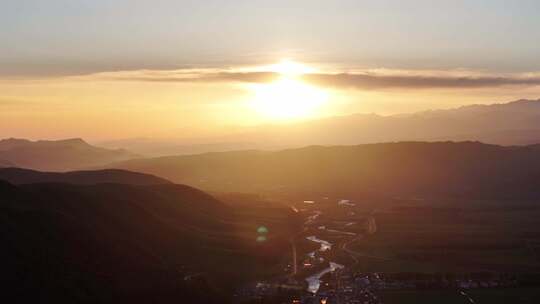 新疆伊犁唐布拉百里画廊草原森林雪山日出