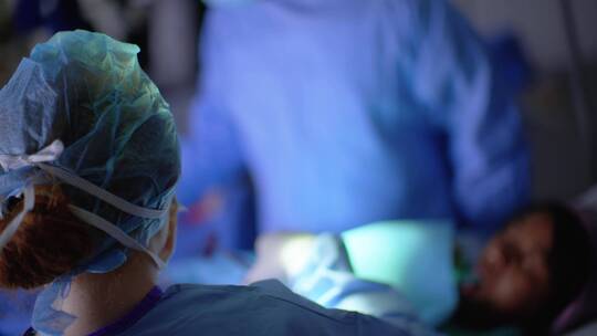外科医生正在为病人做手术视频素材模板下载