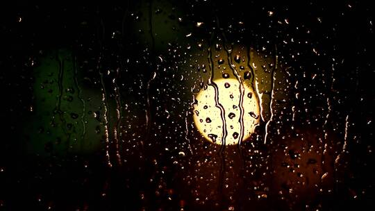 窗外下着雨月亮