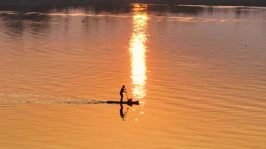 夕阳下金色河面上的小船