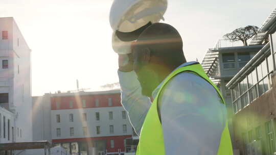 男子戴上白色安全帽视频素材模板下载