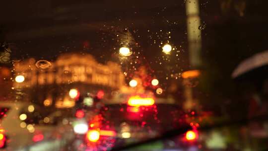 下雨 车玻璃水珠 行人雨中