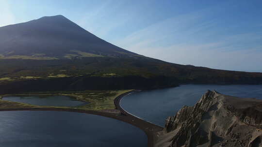 竹富火山和阿特拉索瓦岛之间地峡的鸟瞰图