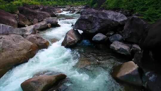 航拍武夷山桐木溪峡谷森林中的清澈溪流岩石