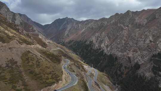 独库公路自然风光 新疆峡谷高山公路车流