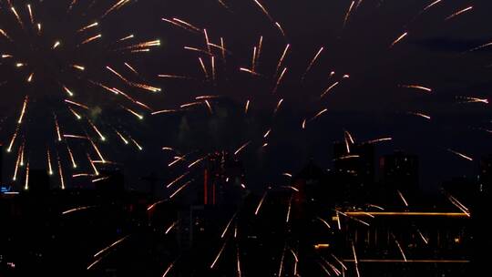 烟花照亮了城市的夜晚