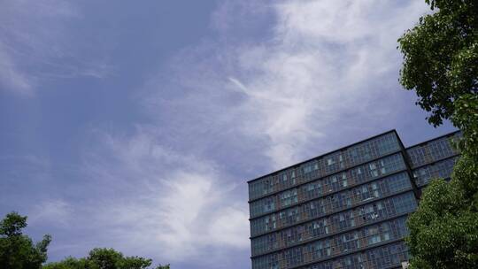 【4K】飞机飞过建筑城市蓝天白云